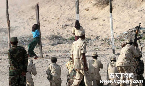 索马里公布枪决杀人士兵的现场图片(组图)